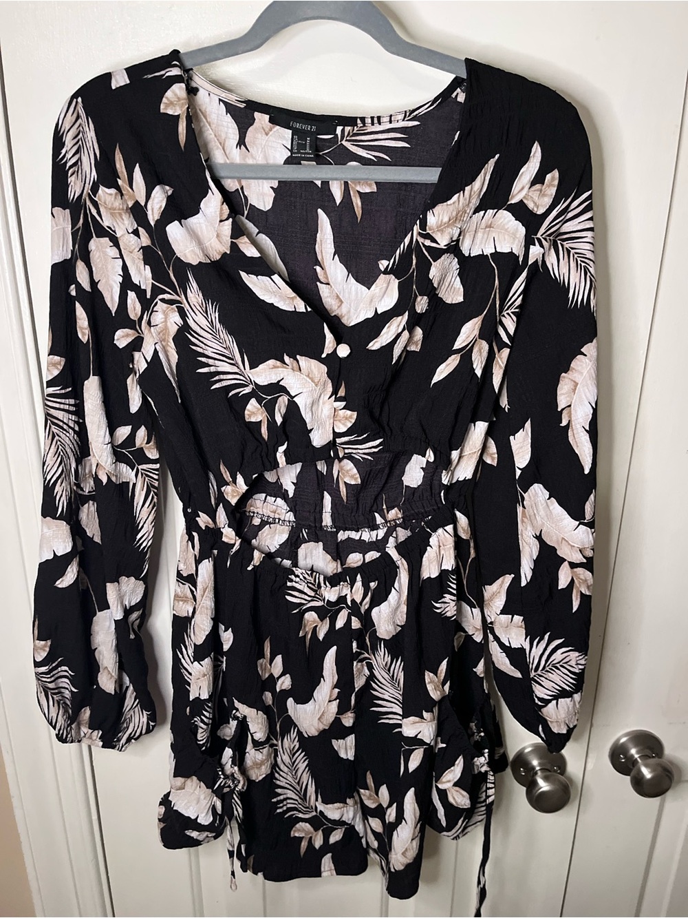 Forever 21 Black/Beige Floral V-Neck Long Sleeve Fit & Flare Romper M